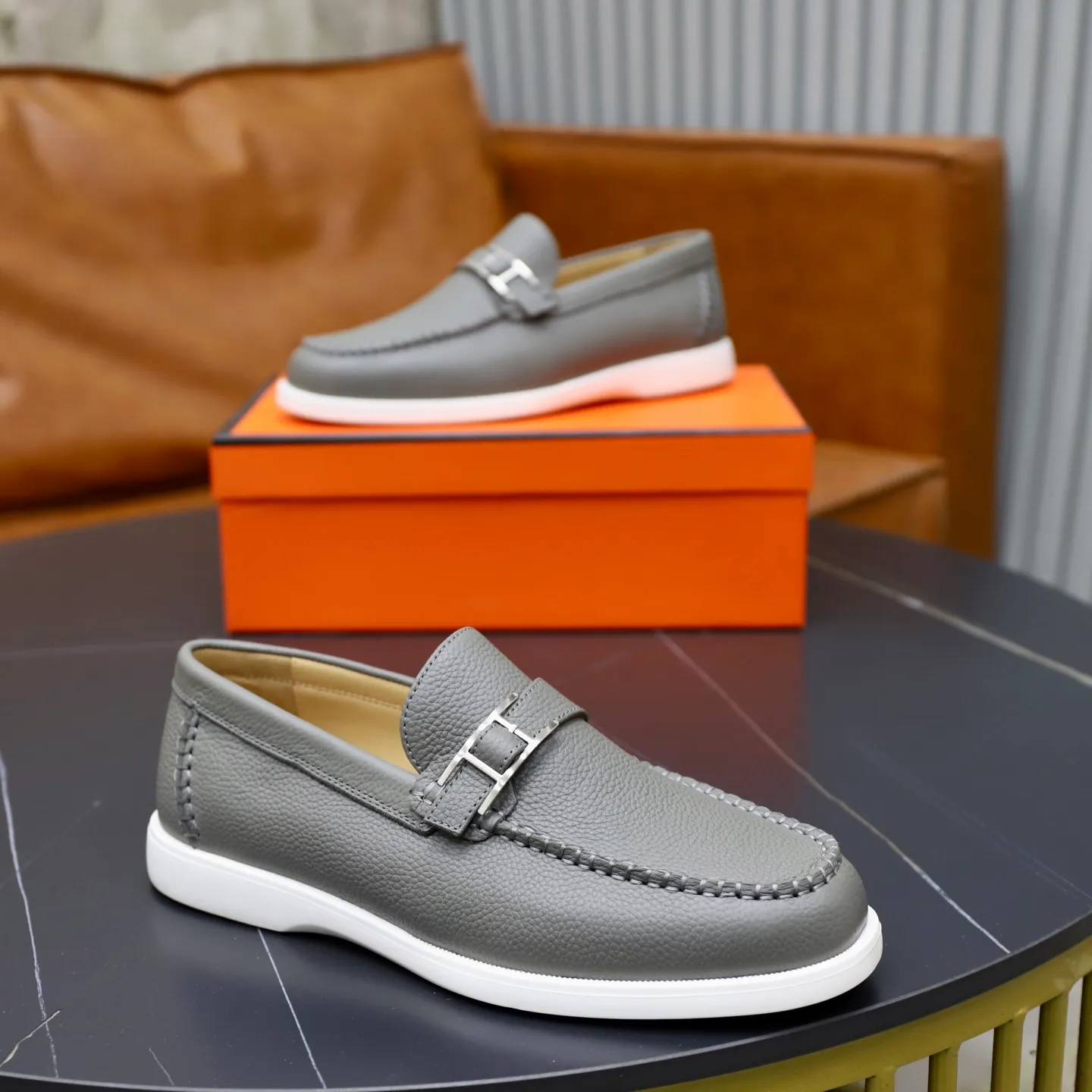 Ex-factory price: 560💰Hermès/Hermès slip-on men's shoes. This shoe is made of imported pebbled cowhide. It has simple and smooth lines and is combined with aerodynamically designed 3CM rubber foam ultra-light soles! Youthful and fashionable, classic H-shaped hardware buckle decoration, calf lining gently wraps the feet, with logo cowhide feet, casual and urban style, highlighting youthful vitality, sports and leisure version, super versatile, code number: 38-39-40-41-42-43-44 standard leather shoe size (45 can be customized but does not support returns)